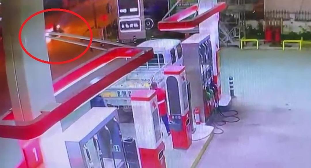 Bursa da dehşet anlar! Ehliyetsiz s&uuml;r&uuml;c&uuml; kaza yaptı: Motosiklet alev aldı, akaryakıt istasyonuna devrildi!  1