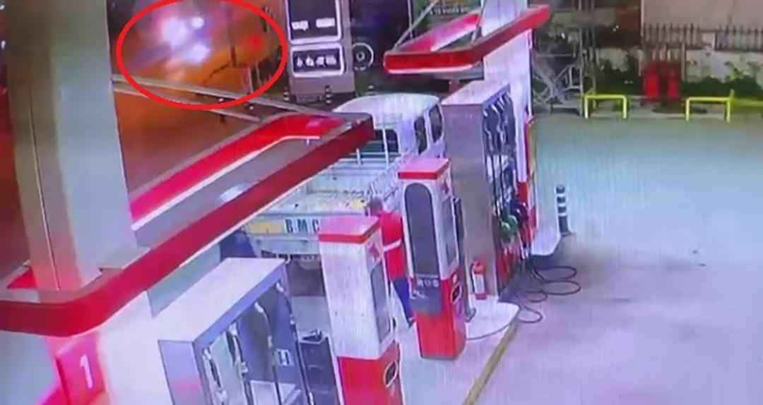 Bursa da dehşet anlar! Ehliyetsiz s&uuml;r&uuml;c&uuml; kaza yaptı: Motosiklet alev aldı, akaryakıt istasyonuna devrildi!  3