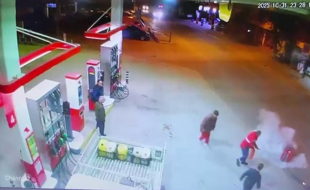 Bursa da dehşet anlar! Ehliyetsiz s&uuml;r&uuml;c&uuml; kaza yaptı: Motosiklet alev aldı, akaryakıt istasyonuna devrildi!  4