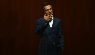 Stand-up için sahneye çıktı! Sosyal medya ikiye bölündü  