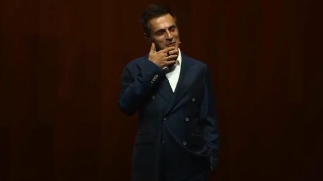 Teoman stand-up için sahneye çıktı! Sosyal medya ikiye bölündü 