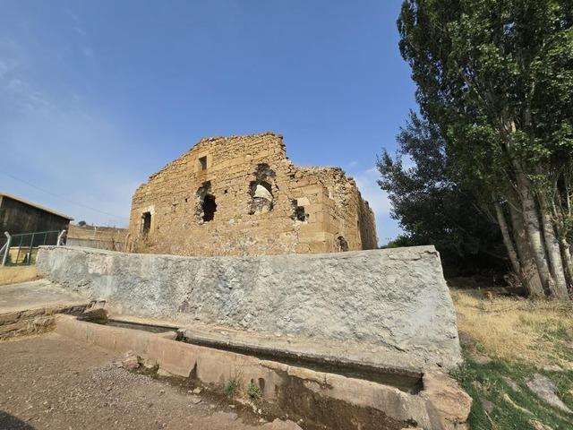 300 yıllık geçmişi var ama defineciler mahvetti