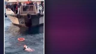 Üsküdar'da hareketli dakikalar! Bir kadın feribottan denize düştü: Vatandaşlar seferber oldu