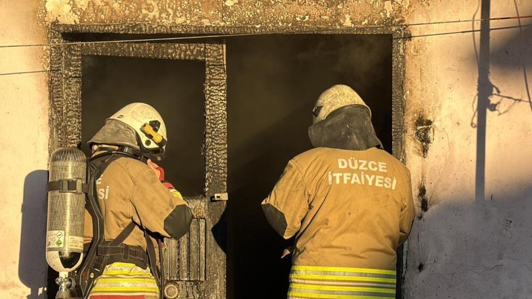 Düzce’de yangında dumandan etkilenen 5 kişi hastaneye kaldırıldı 1