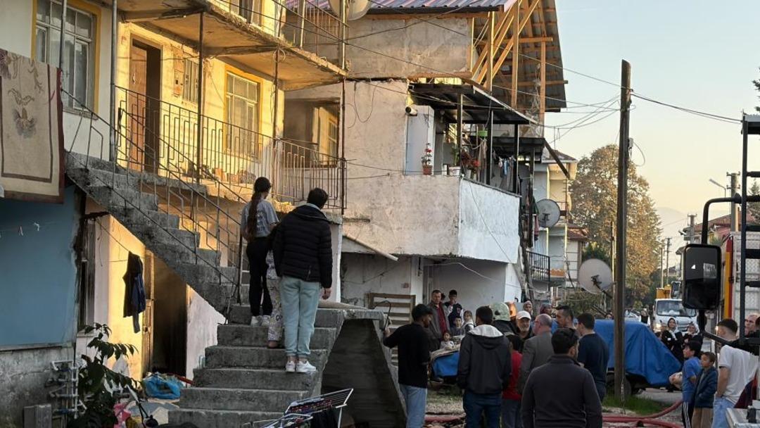 Düzce’de yangında dumandan etkilenen 5 kişi hastaneye kaldırıldı 2