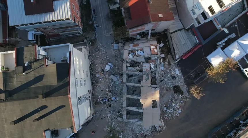 Kocaeli'de 4 kişiye mezar olan binanın enkazı kaldırılıyor