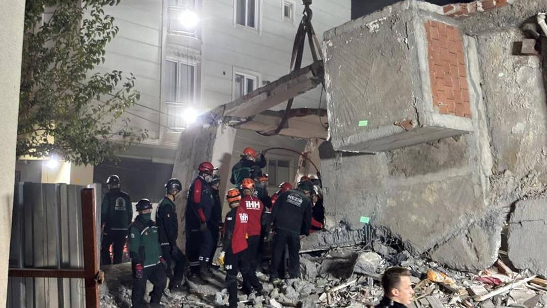 Kocaeli de 4 kişiye mezar olan binanın enkazı kaldırılıyor 1