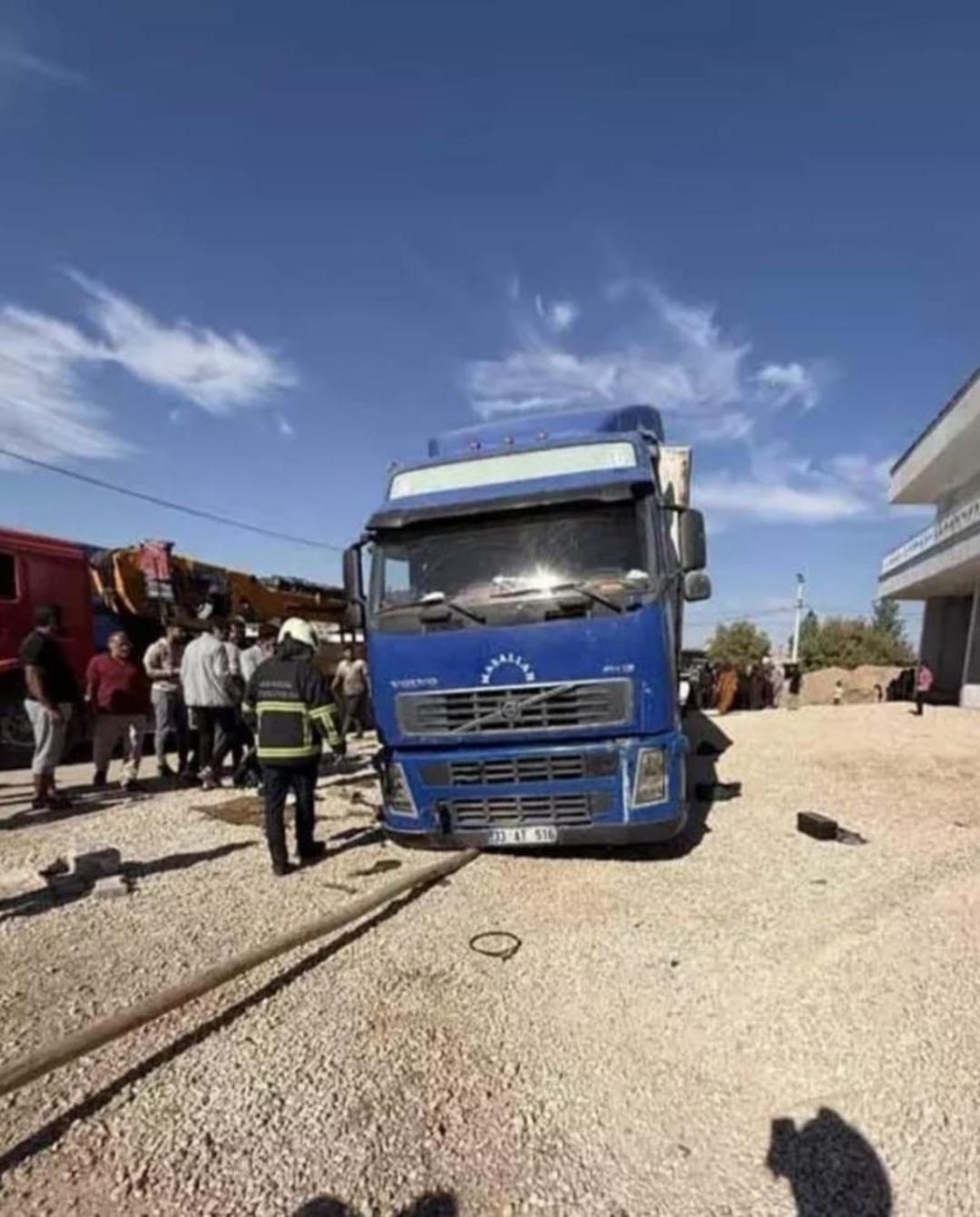 Mardin’de feci kaza: Patlayan lastiği değiştirmek isteyen tır şoförü aracın altında kaldı 1