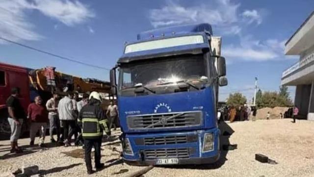 Mardin’de feci kaza: Patlayan lastiği değiştirmek isteyen tır şoförü aracın altında kaldı