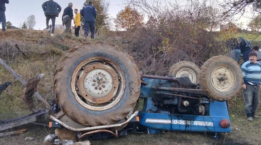 Devrilen traktörün altında kalan sürücü yaralandı