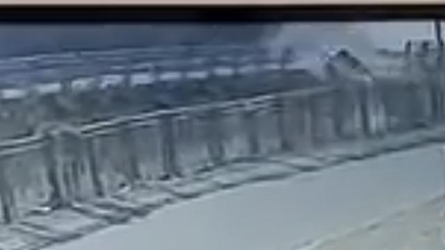 Hafif ticari araç sulama kanalına uçtu: O anlar kamerada