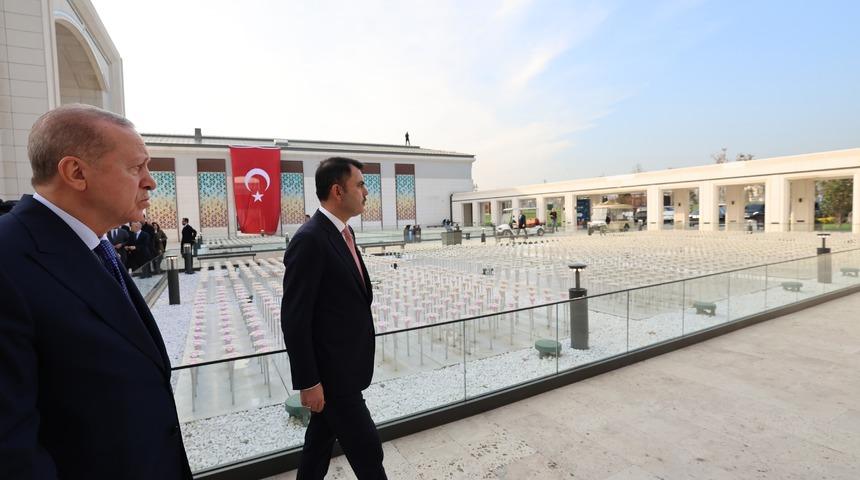 Cumhurbaşkanı Erdoğan, Atatürk Havalimanı Millet Bahçesi’nde esnafı ziyaret etti