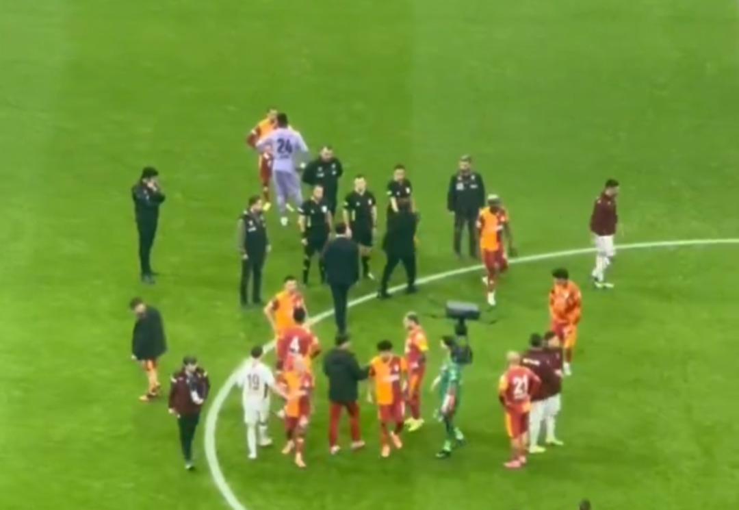 Okan Buruk tan maçın hakemine olay tepki! Orta sahaya kadar yanına gitti ve... 1