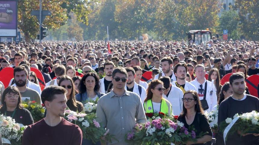 Sırbistan’da on binlerce protestocu, tren istasyonu faciasının yıldönümde Novi Sad’da bir araya geldi