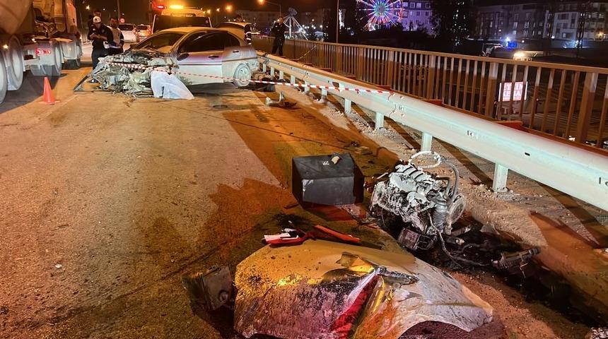 Kazada motoru yerinden fırlayan otomobilin sürücüsü ağır yaralandı