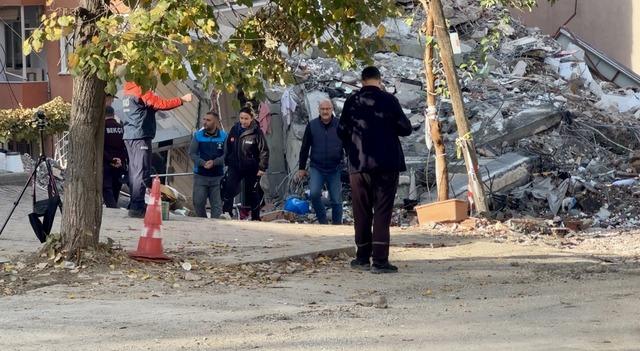 Kocaeli de çöken apartman ve tahliye edilen binaların bulunduğu bölgede çalışmalar sürüyor 4