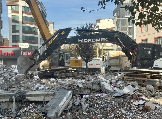 Kocaeli de çöken apartman ve tahliye edilen binaların bulunduğu bölgede çalışmalar sürüyor 3