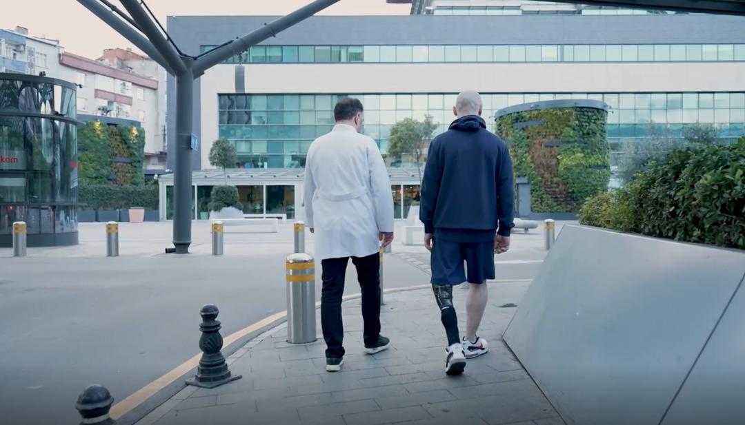 14 yıllık protez çilesi Türkiye’de son buldu... Rus hastanın hayata dönüş hikâyesi: Osseointegrasyonla kayıp bacağını geri kazandı 3