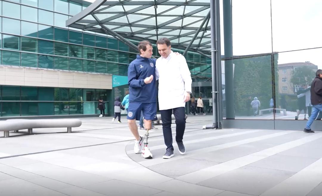 14 yıllık protez çilesi Türkiye’de son buldu... Rus hastanın hayata dönüş hikâyesi: Osseointegrasyonla kayıp bacağını geri kazandı 2