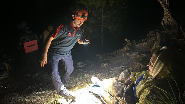 Antalya'da doğa yürüyüşü yaparken mahsur kaldı! Dağlık alandaki Ukraynalı turist kurtarıldı