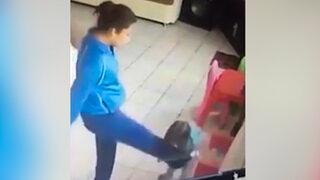 Bakıcı çocukları tekme tokat dövdü