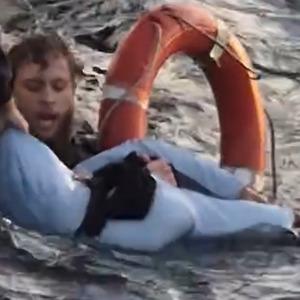 İstanbul Boğazı'nda panik anları! Denize düşen kadın böyle kurtarıldı