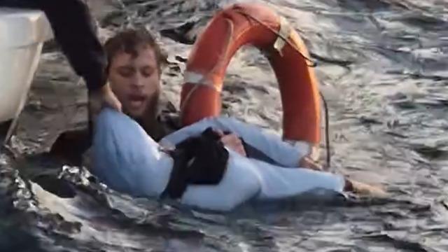 İstanbul Boğazı'nda panik anları! Denize düşen kadın böyle kurtarıldı