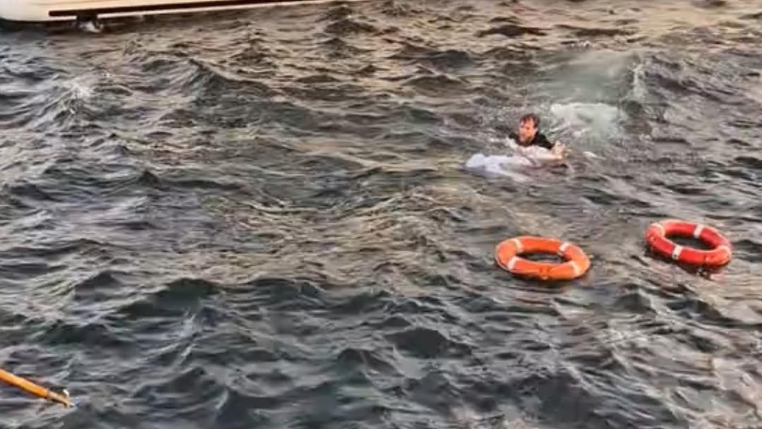 1200xauto İstanbul Boğazı'nda panik anları! Denize düşen kadın böyle kurtarıldı