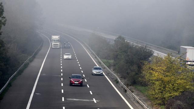 Görüş mesafesini düşürdü! Anadolu Otoyolu nun Düzce kesiminde sis etkili oldu 2