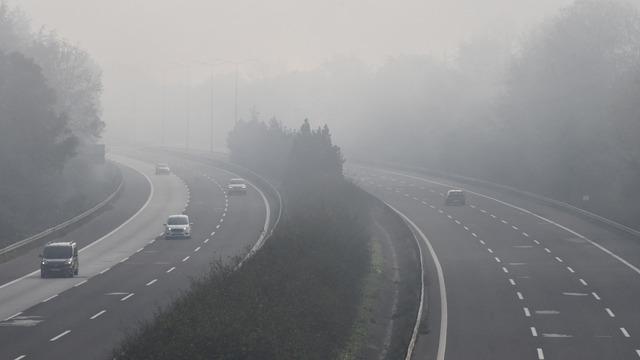 Görüş mesafesini düşürdü! Anadolu Otoyolu nun Düzce kesiminde sis etkili oldu 1