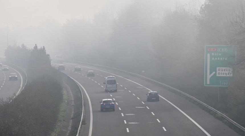 Görüş mesafesini düşürdü! Anadolu Otoyolu'nun Düzce kesiminde sis etkili oldu