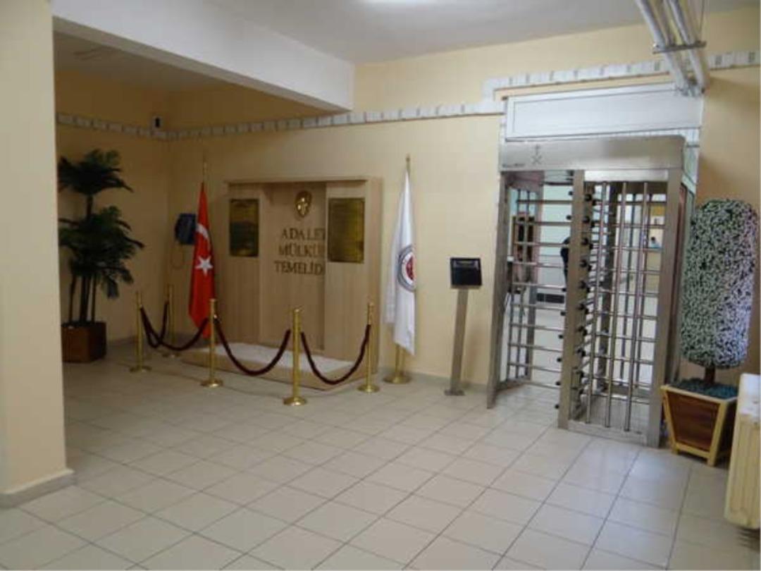 1200xauto Bu nasıl baba! 4 yaşındaki kızını cezaevinde dövüp duvara fırlattı: Gözü dönmüş adama tek kişilik hücre