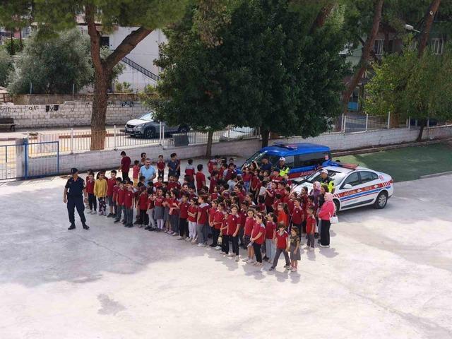 Buharkent’te Jandarma, minik öğrencilere görevlerini anlattı 1