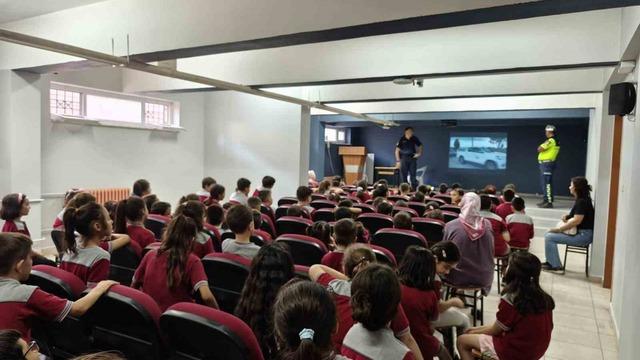 Buharkent’te Jandarma, minik öğrencilere görevlerini anlattı