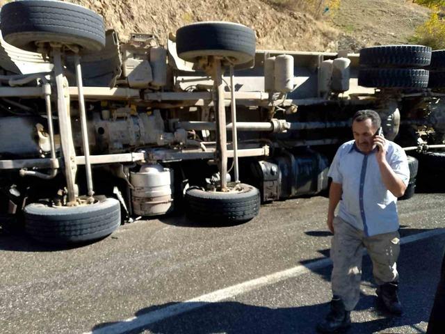 Batman’da virajı alamayan asfalt yüklü kamyon devrildi 1