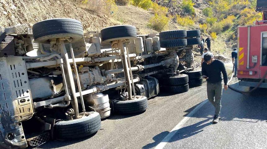 Batman’da virajı alamayan asfalt yüklü kamyon devrildi