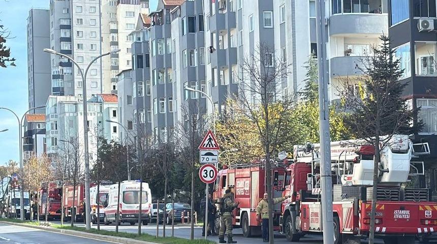 Başakşehir'de sitede yangın! 2 kişi dumandan etkilendi