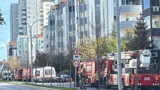 Başakşehir'de sitede yangın! 2 kişi dumandan etkilendi