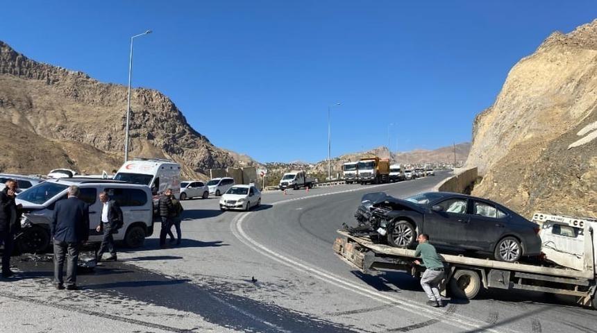 Hakkari-Van karayolunda trafik kazası: 3 yaralı