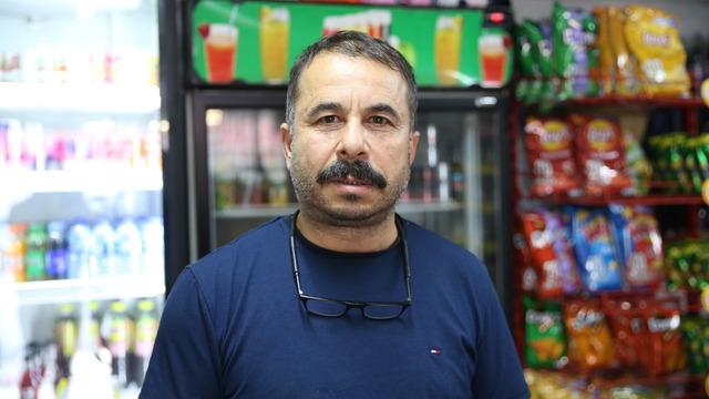 Veresiye defterini satın almak istiyorum dedi, mahallelinin market borcunu ödedi: Defteri dışarıda yaktıktan sonra gitti