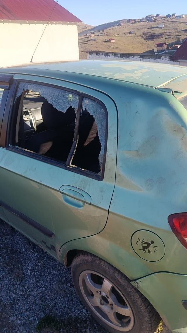 Gümüşhane’de ayı park halindeki araca saldırdı 2