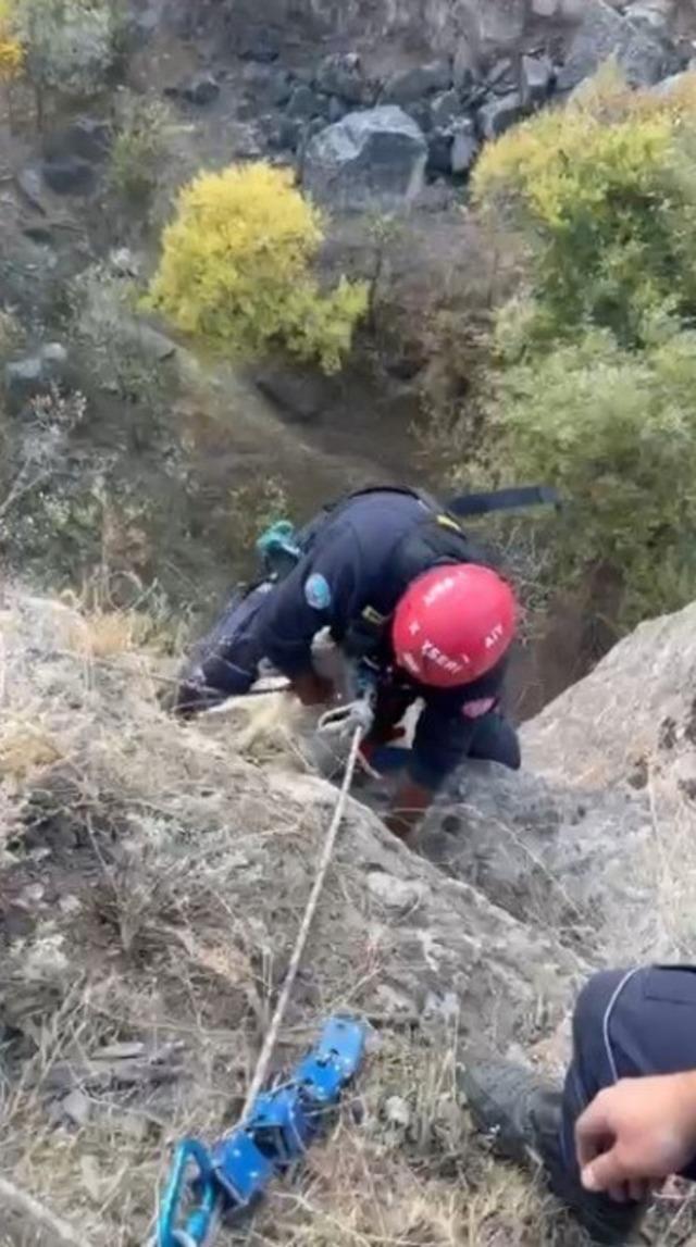 Uçurumda mahsur kalan keçi kurtarıldı 1