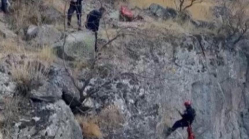 Uçurumda mahsur kalan keçi kurtarıldı