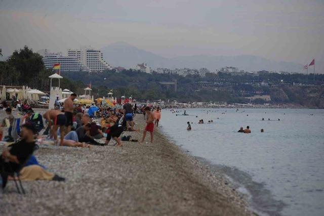 Antalya’da kasım ayında denize girmenin keyfini çıkardılar 11