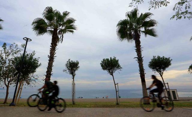 Antalya’da kasım ayında denize girmenin keyfini çıkardılar 9