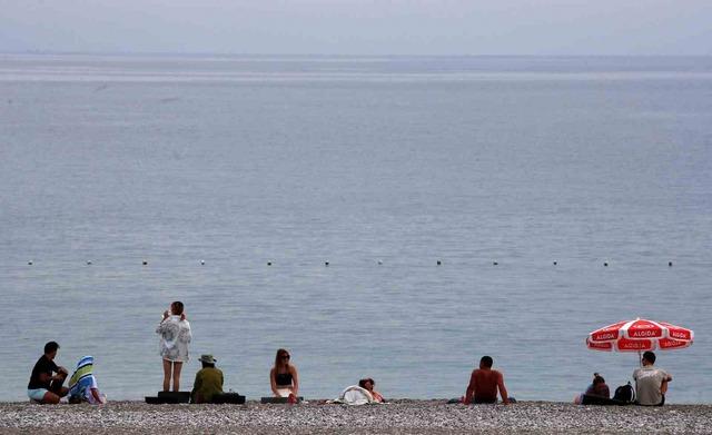 Antalya’da kasım ayında denize girmenin keyfini çıkardılar 8