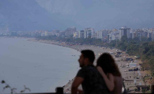 Antalya’da kasım ayında denize girmenin keyfini çıkardılar 7