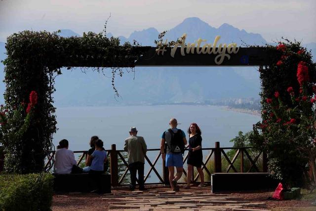 Antalya’da kasım ayında denize girmenin keyfini çıkardılar 6