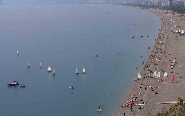 Antalya’da kasım ayında denize girmenin keyfini çıkardılar 4