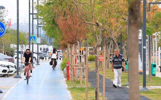 Antalya’da kasım ayında denize girmenin keyfini çıkardılar 3